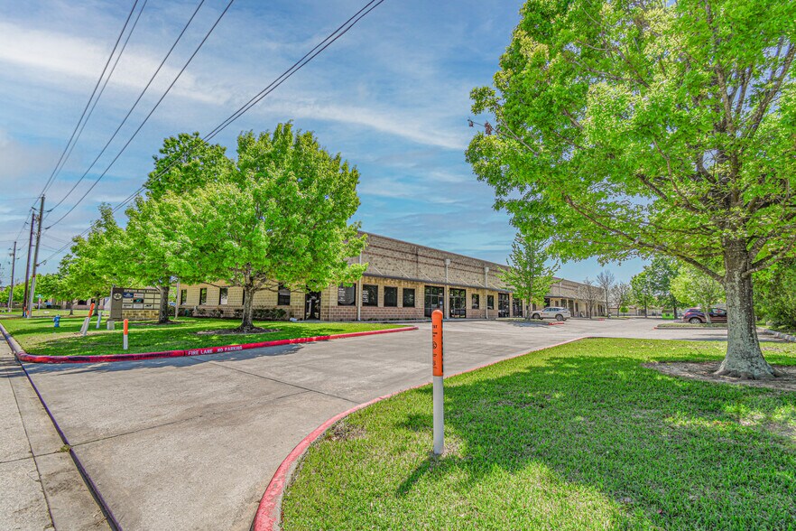 More Photos Of 500 Spring Hill Dr, Spring Unknown For Lease