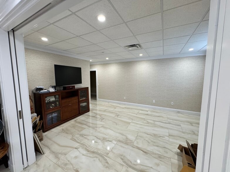 More Photos Of 101 Neal Pl, High Point Office For Lease