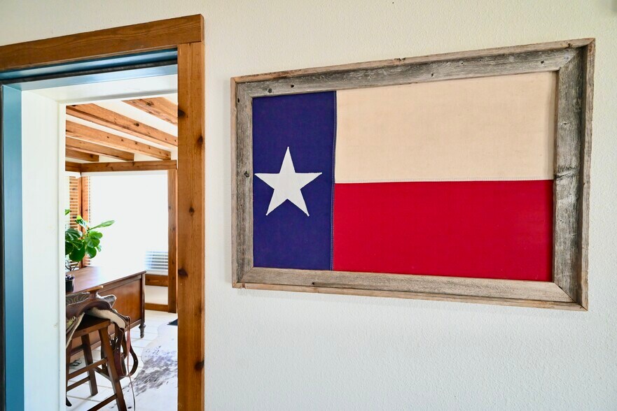More Photos Of 902 Main St, Blanco Office Residential For Sale