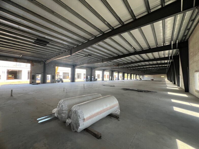 More Photos Of 16103 Lee Rd, Fort Myers Light Manufacturing For Lease