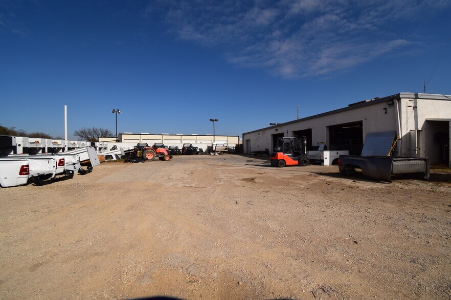 More Photos Of 1039 N Loop 12 Blvd, Irving Light Manufacturing For Sale