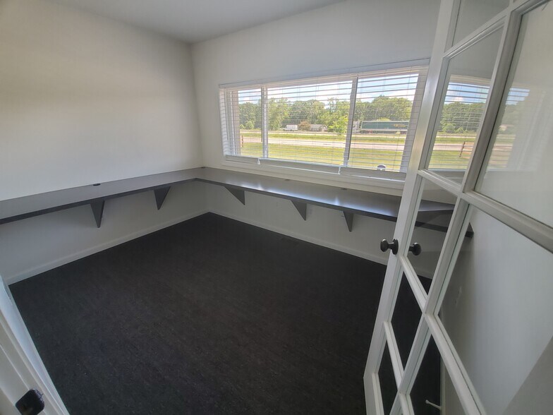 More Photos Of 8864 Whitmore Lake Rd, Brighton Office Residential For Lease