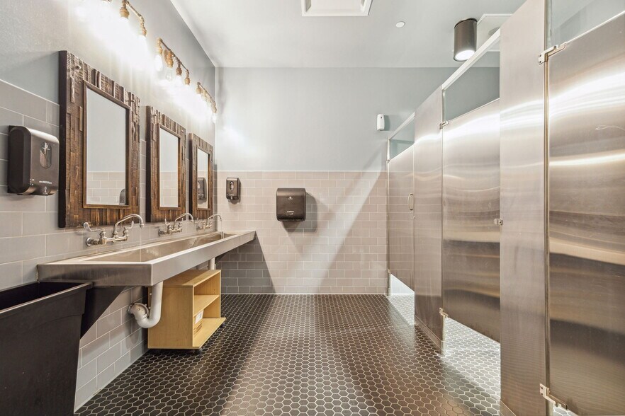 More Photos Of 340 Singleton Blvd, Dallas Restaurant For Lease