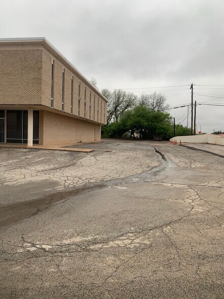 More Photos Of 598 Westwood Dr, Abilene Office For Lease