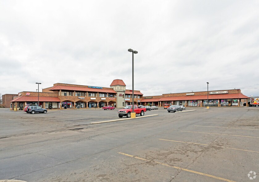More Photos Of 229 W Grand Ave, Bensenville General Retail For Lease