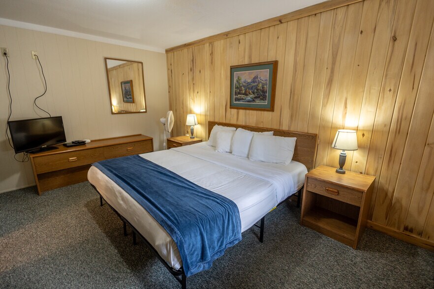 More Photos Of 27680 US Highway 160, South Fork Hotel For Sale