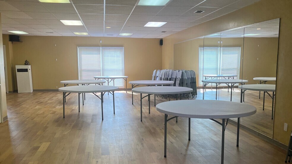 More Photos Of 18043 Bluegrass Pkwy, Louisville Office For Sale