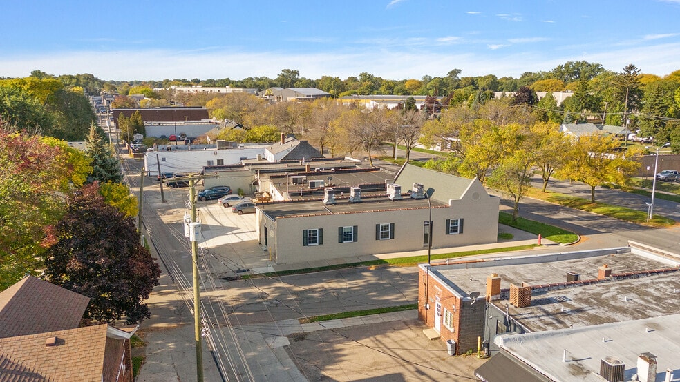 More Photos Of 18536 Mack Ave, Grosse Pointe Farms Office For Lease