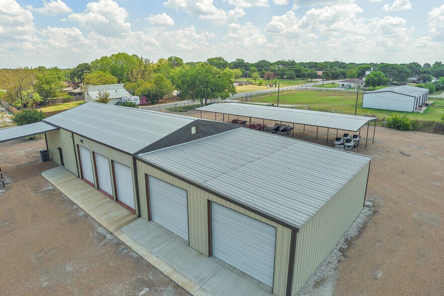 More Photos Of 202 Daisy Dr, Granbury Manufacturing For Sale