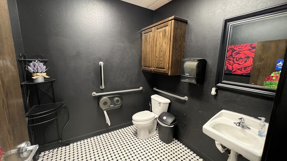 More Photos Of 1107 NW 32nd St, Newcastle Restaurant For Sale