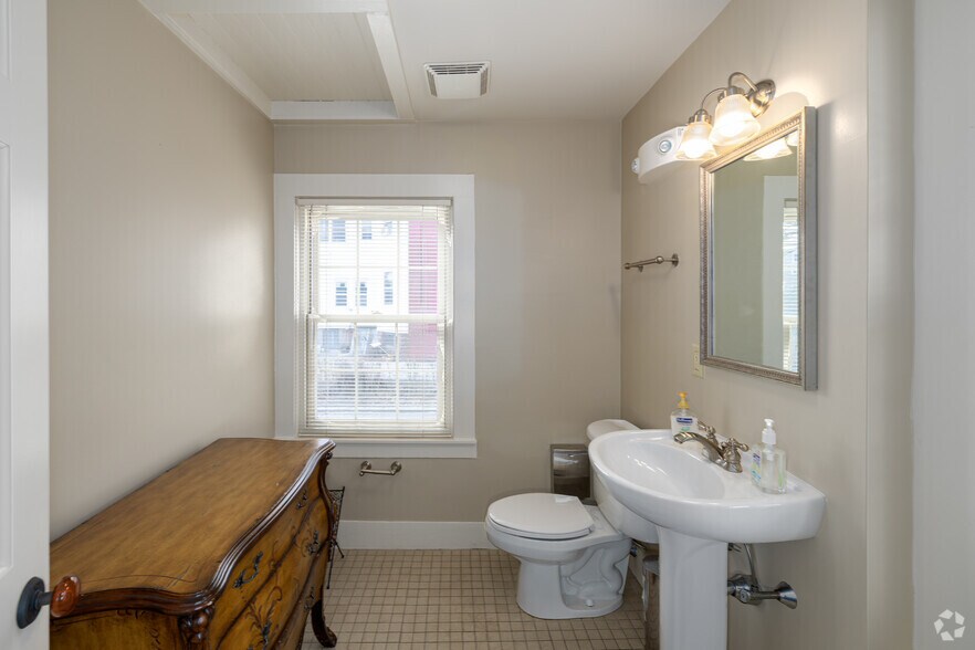 More Photos Of 109 Broad St, Middletown Office Residential For Lease