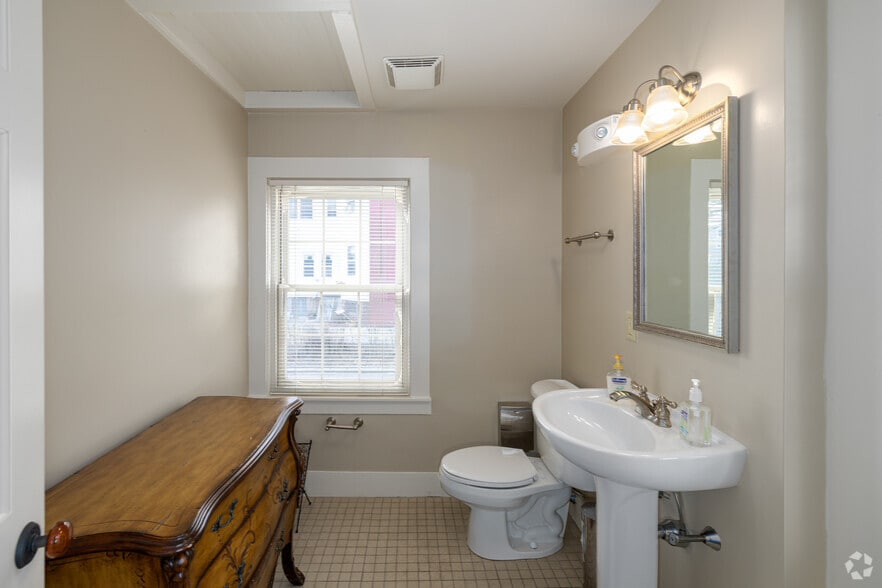 More Photos Of 109 Broad St, Middletown Office Residential For Sale