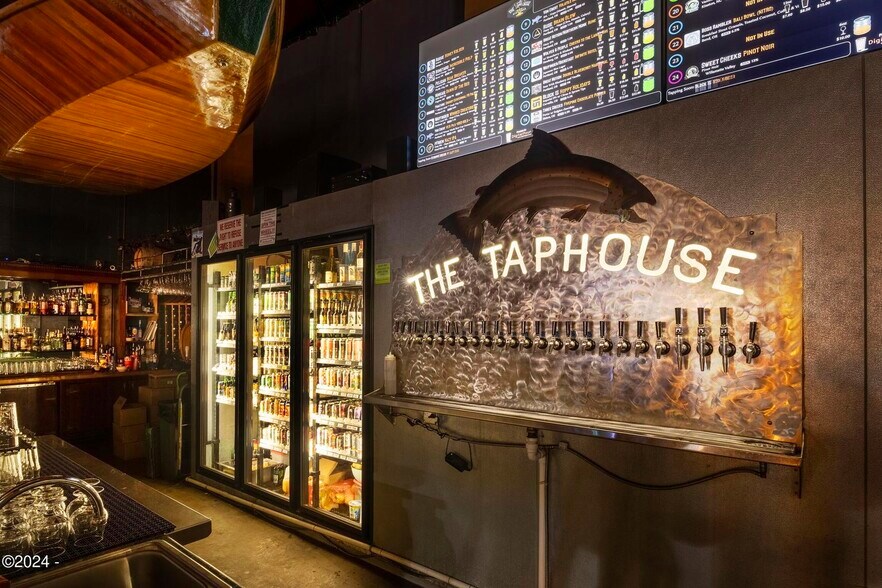 More Photos Of 515 NW Coast St, Newport Restaurant For Lease