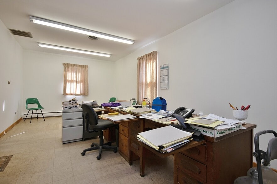 More Photos Of 24 Sands Station Rd, Middletown Freestanding For Sale