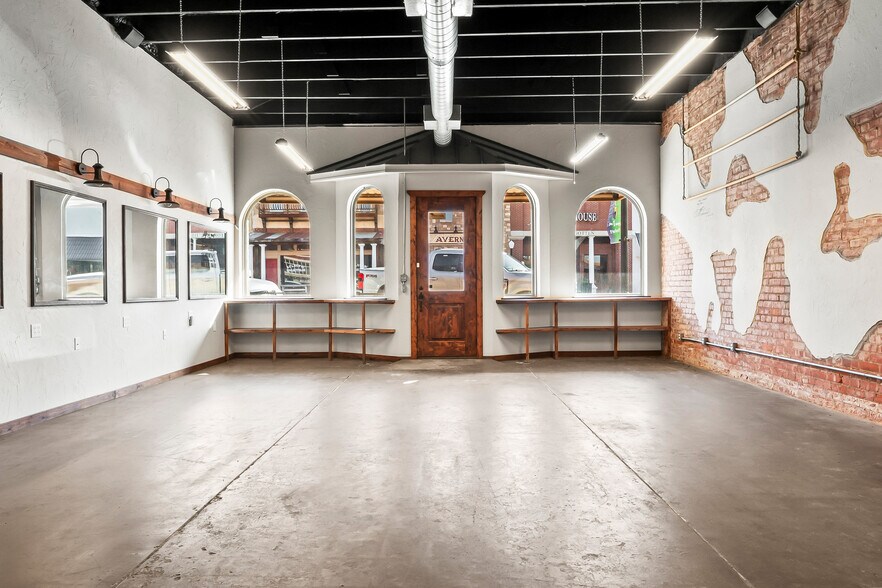 More Photos Of 207 Clay St, Nocona Storefront For Lease