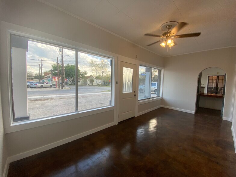 More Photos Of 1543 W Summit Ave, San Antonio Showroom For Sale