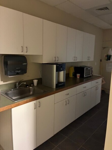 More Photos Of 160 S Turnpike Rd, Wallingford Light Distribution For Lease