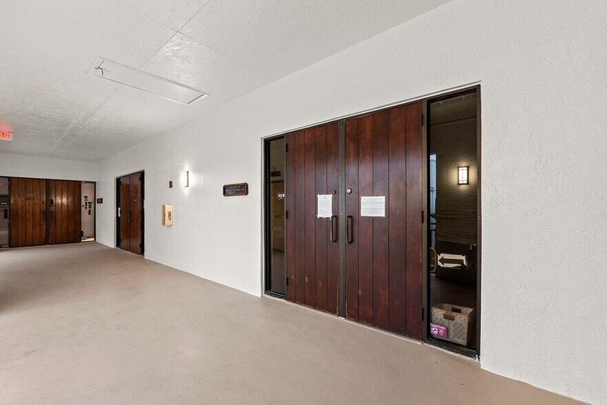 More Photos Of 900 SE Ocean Blvd, Stuart Office For Sale
