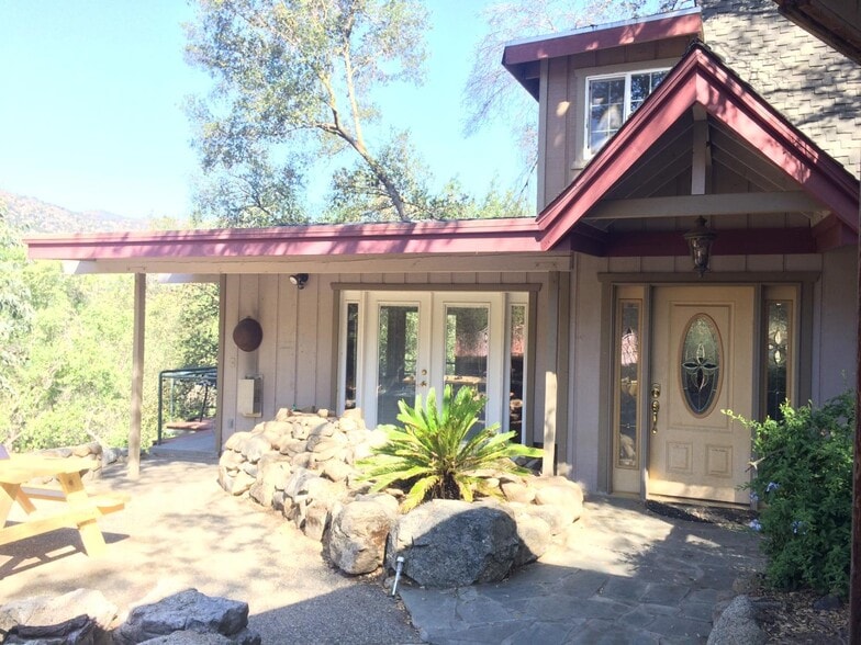 More Photos Of 42975 Sierra Dr, Three Rivers Hotel For Sale