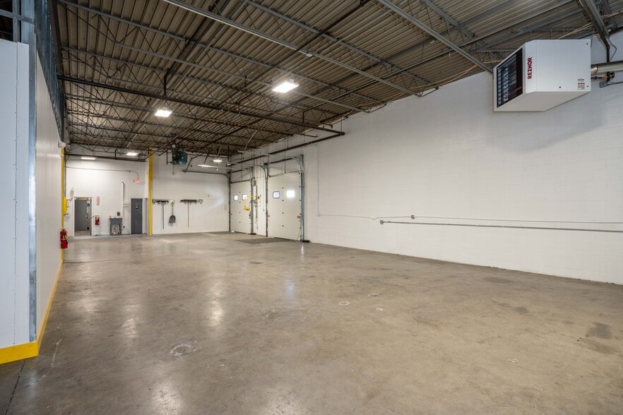 More Photos Of 6 Britton Dr, Bloomfield Warehouse For Lease