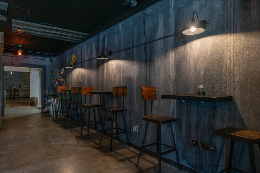 More Photos Of 1745 1st Ave S, Saint Petersburg Bar For Lease