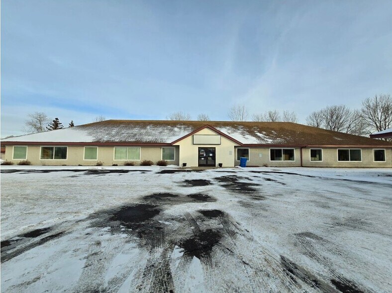 More Photos Of 5833 Pecan St, North Branch Office For Sale