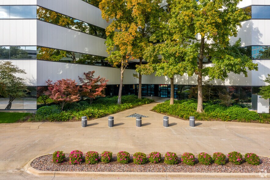 More Photos Of 15301 Spectrum Dr, Addison Office For Lease