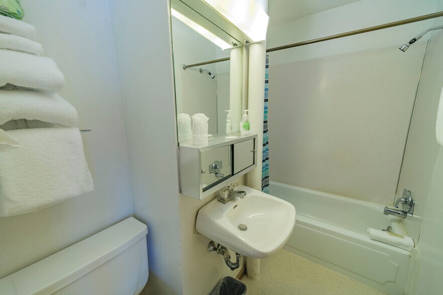 More Photos Of 6 Abroad Rd, West Dover Hotel For Sale