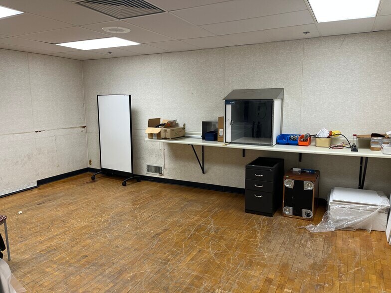More Photos Of 508 N Detroit St, Warsaw Manufacturing For Sale