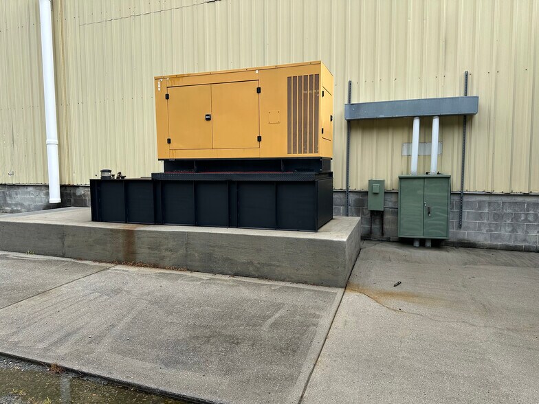 More Photos Of 3830 Corporate, Petersburg Manufacturing For Lease