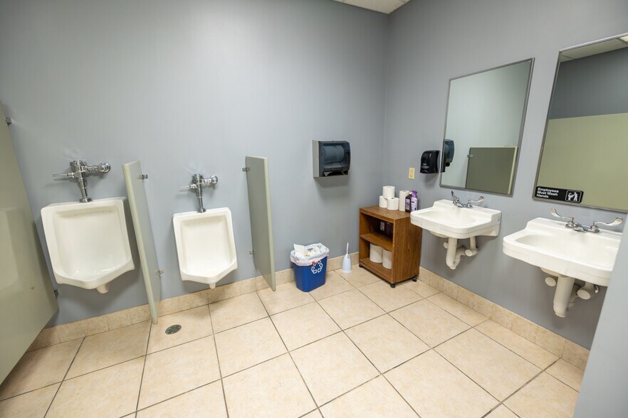 More Photos Of 1621 Se Summit St, Lee's Summit Light Distribution For Lease