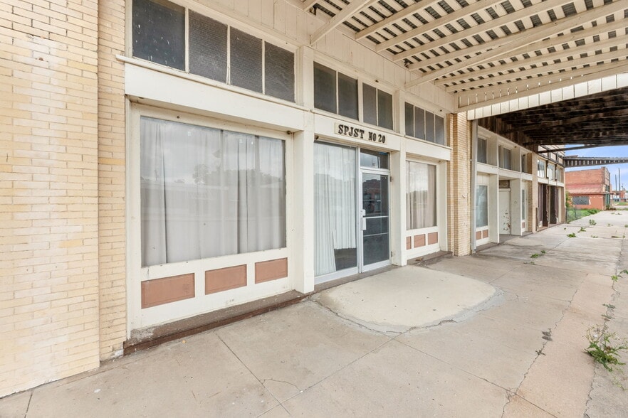 More Photos Of 112 W Davilla St, Granger General Retail For Sale