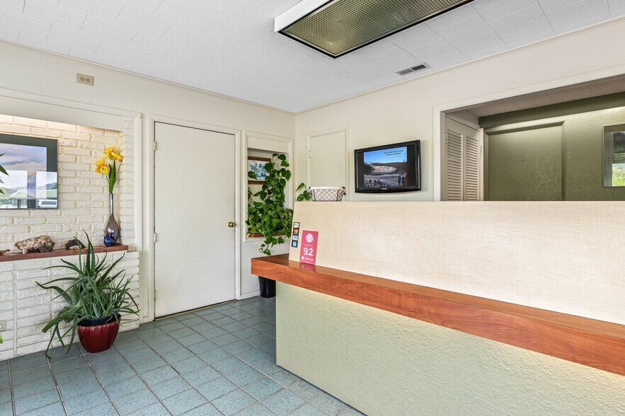 More Photos Of 310 S McCune St, Pilot Knob Hotel For Sale