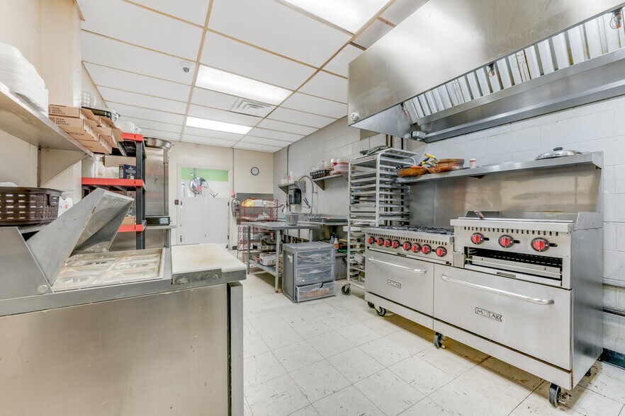 More Photos Of 154 Bridge St, Junior Restaurant For Sale