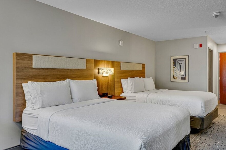 More Photos Of 2300 N Hayden Island Dr, Portland Hotel For Sale