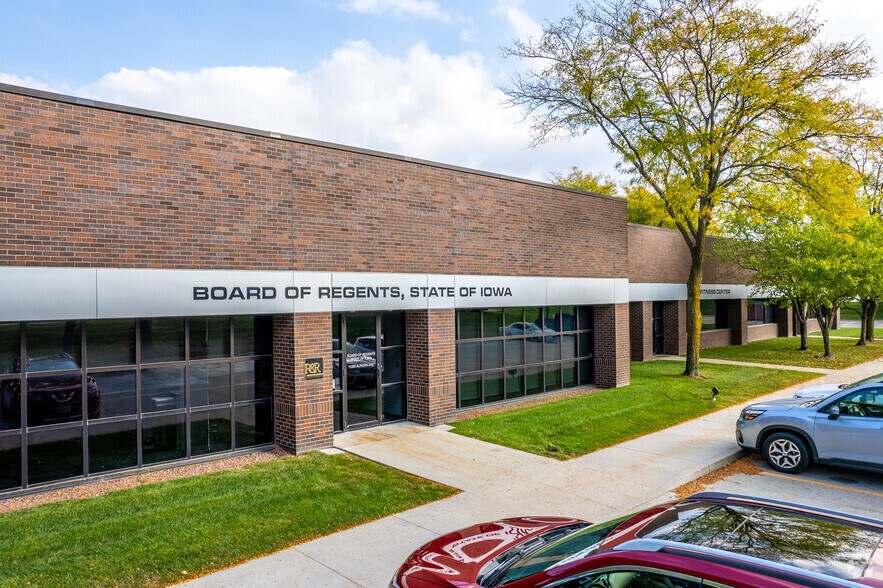 More Photos Of 11200-11274 Aurora Ave, Urbandale Flex For Lease