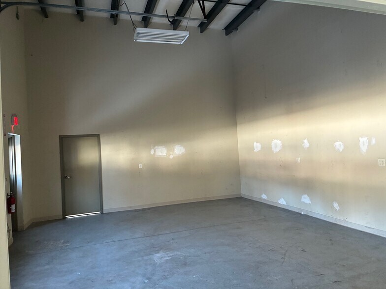 More Photos Of 160 S Turnpike Rd, Wallingford Light Distribution For Lease