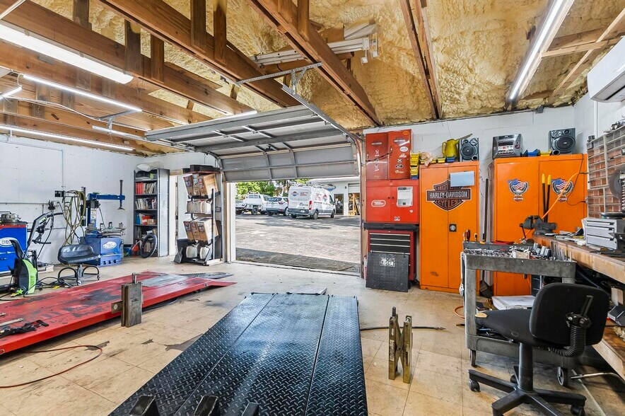 More Photos Of 1841 S Ridgewood Ave, Daytona Beach Freestanding For Sale
