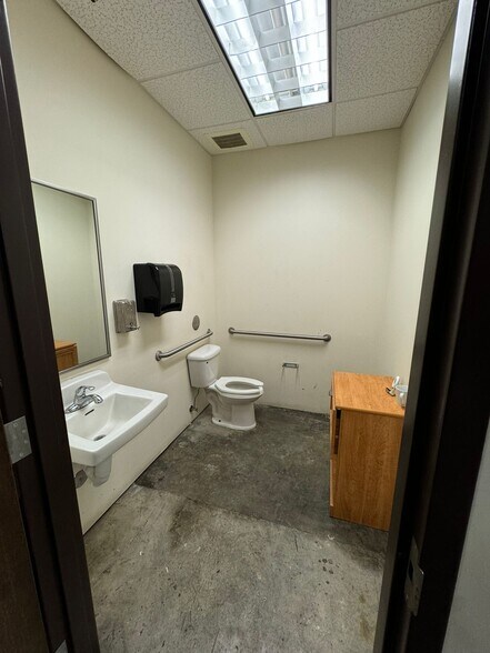 More Photos Of 258 Poplar Ave, Memphis Storefront Retail Office For Lease