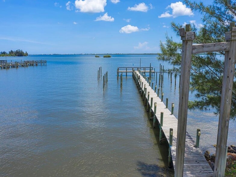 More Photos Of 412 Indian River Dr, Sebastian Hotel For Sale