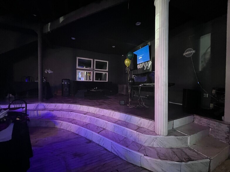 More Photos Of 103 S Court Sq, Memphis Storefront Retail Office For Sale