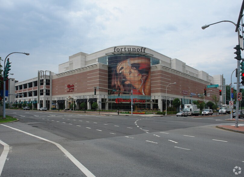 More Photos Of 100 Bloomingdale Rd, White Plains Freestanding For Lease