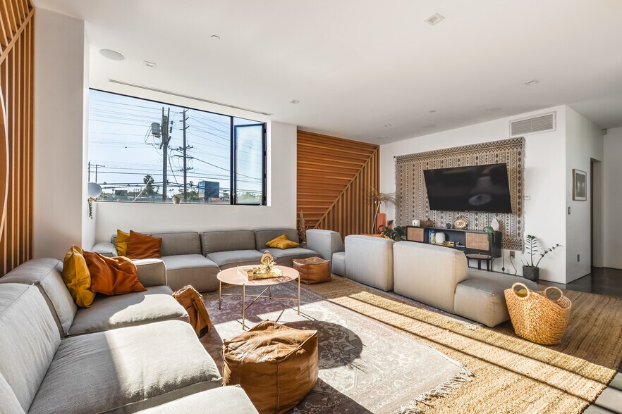 More Photos Of 2478 Penmar Ave, Venice Dormitory For Sale