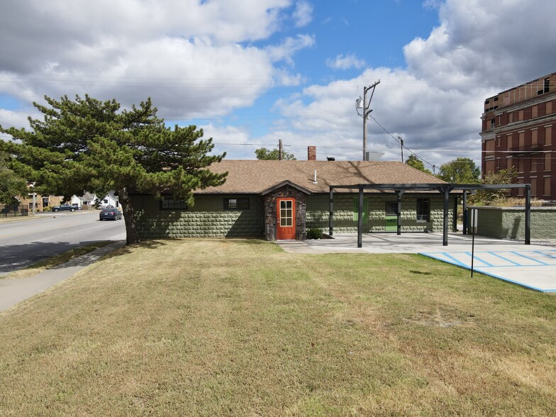 Primary Photo Of 712 W 20th St, Joplin Specialty For Sale