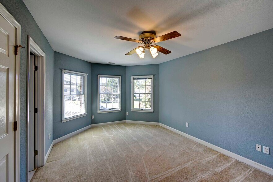 More Photos Of 113 Robert Bruce dr, Manteo Flex For Sale