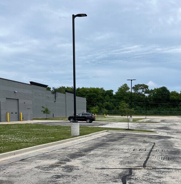 More Photos Of 1540 S 108th St, West Allis Showroom For Lease