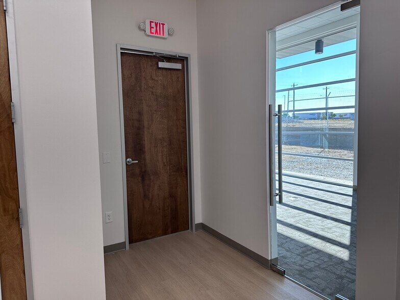 More Photos Of 19926 Kraus Lp, Laredo Distribution For Sale