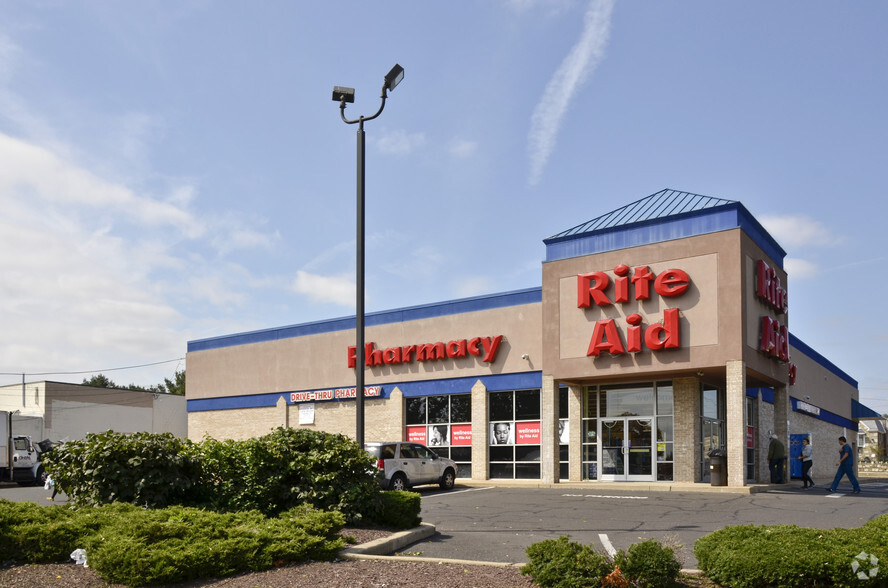 Primary Photo Of 8130 Roosevelt Blvd, Philadelphia Drugstore For Lease