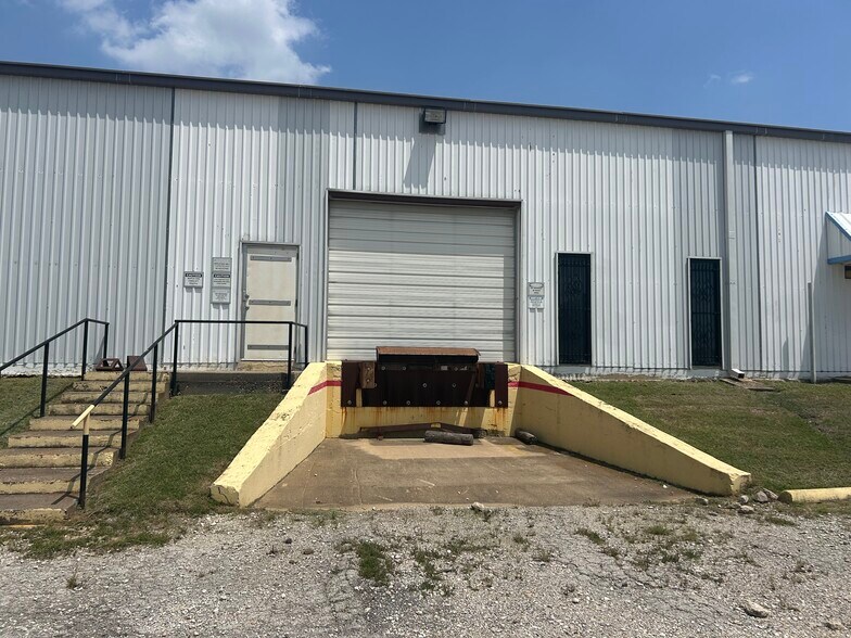 More Photos Of 1809 S Peyco Dr, Arlington Warehouse For Sale