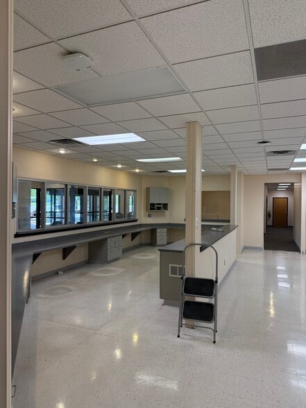 More Photos Of 413-431 S Landmark Ave, Bloomington Medical For Lease
